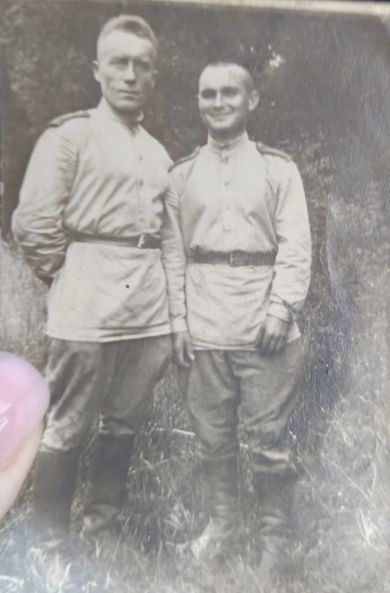 Белодед Аким Яковлевич (справа)