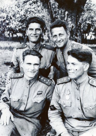 Лазарев Дмитрий Михайлович с однополчанами