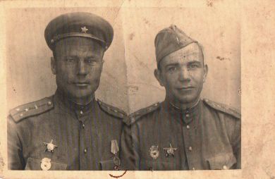 Разинков Петр Александрович (слева) Малик Ахметович Гареев (?)