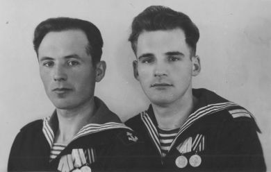 Чёрный Иван Андреевич с сослуживцем
