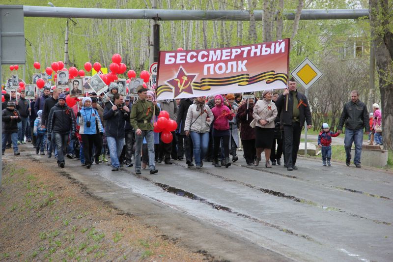 Погода сухой лог свердловская. Бессмертный полк сухой Лог. Бессмертный полк 9 мая 2017 сухой Лог. Бессмертный полк город сухой Лог Свердловская область. Сухой Лог празднование 9 мая.