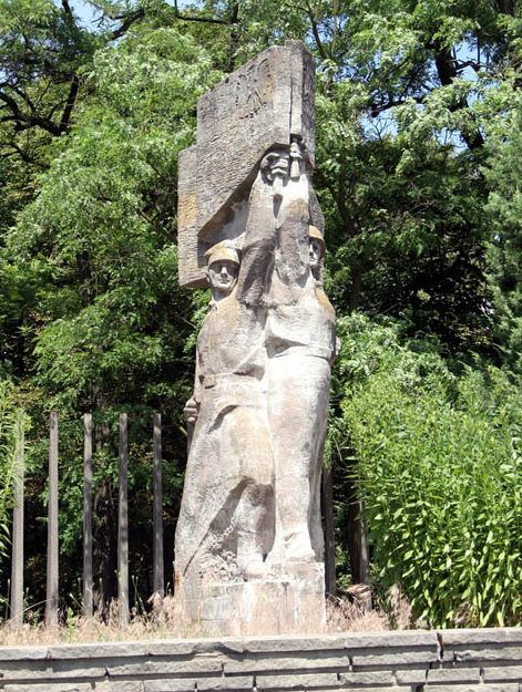 Памятник Советско-Польским воинам освободителям на воинском кладбище.