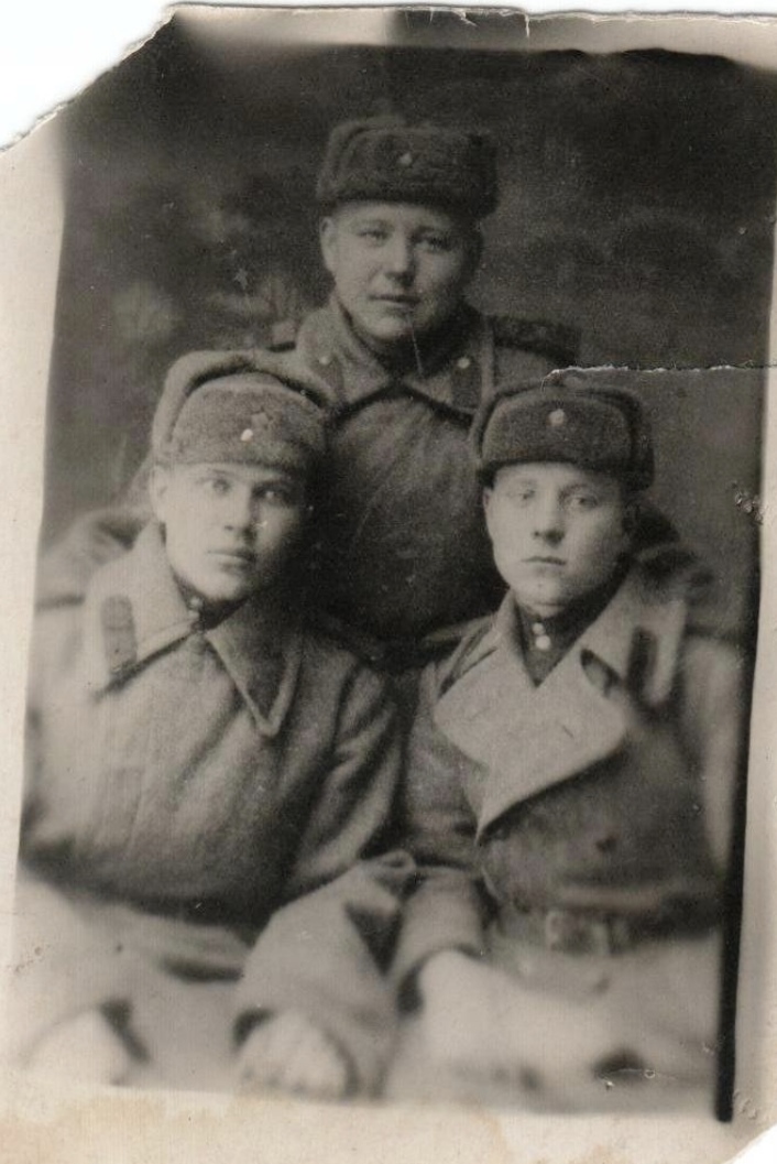 Сизых Анатолий Иванович, 1926 г. р. (1 слева)